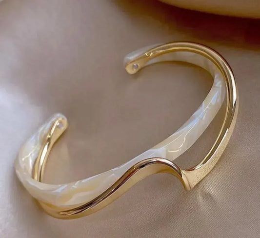 Alexis - Gold Bracelet with White Opal